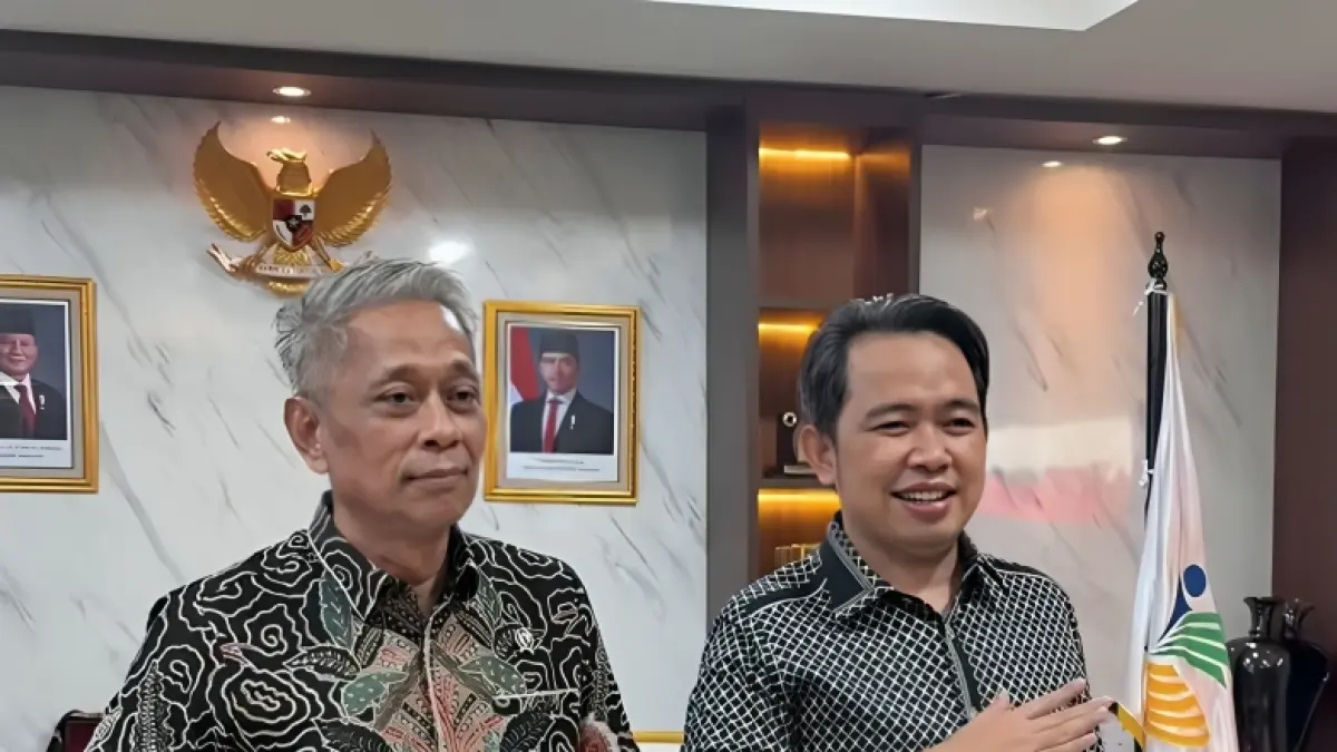 TUAI APRESIASI: Wamensos Agus Jabo Priyono seusai menerima lawatan Bupati Gus Fawait bersama rombongan, di Kantor Kemensos Jakarta, Kamis (7/5). Ia mengapresiasi langkah Bupati Jember yang mengerahkan seluruh ASN-nya untuk melakukan ground checking data Desil 1. (KEMENSOS)