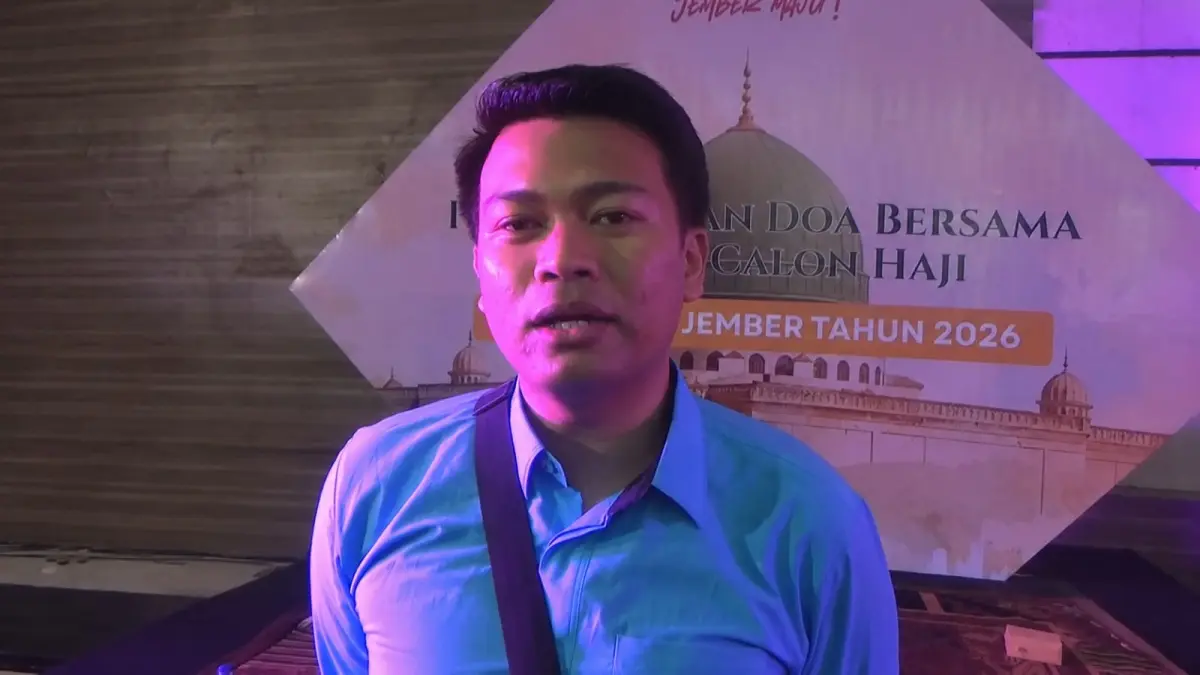 “Tak hanya memastikan anggotanya aman, terkendali, dan lancar, ketua regu juga harus terus mengupdate kondisi kesehatan anggota kepada ketua kelompok, ketua kloter, hingga dokter yang bertugas dalam kloter.” Abdurrahman Imansyah, Ketua Regu Kloter 92. (M. ADHI SURYA/RADAR JEMBER)