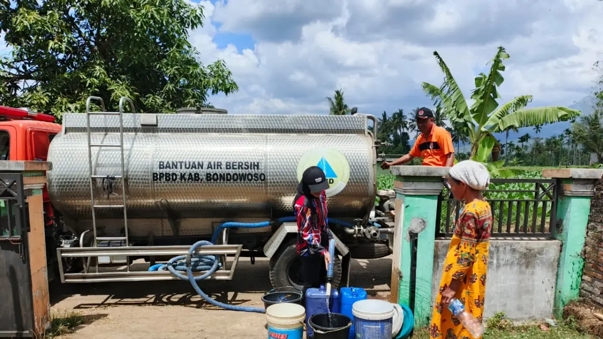 DROPING AIR: Petugas saat mendistribusikan air bersih kepada warga terdampak kekeringan tahun 2025 lalu. (FAQIH HUMAINI/RADAR IJEN)