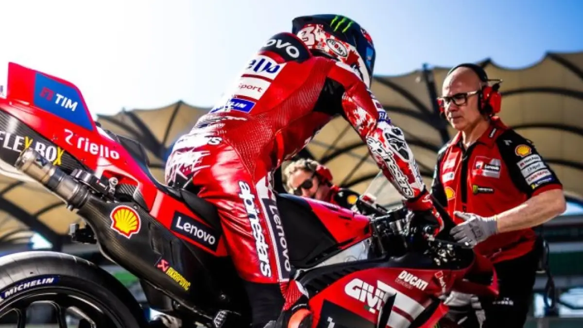 Menjelang race di Le Mans, Prancis, Pecco Bagnaia menyebut semua rider Ducati sedang berjuang keras untuk beradaptasi dengan paket motor Desmosedici GP26, termasuk rekan setimnya, Marc Marquez. (ducaticorse)  