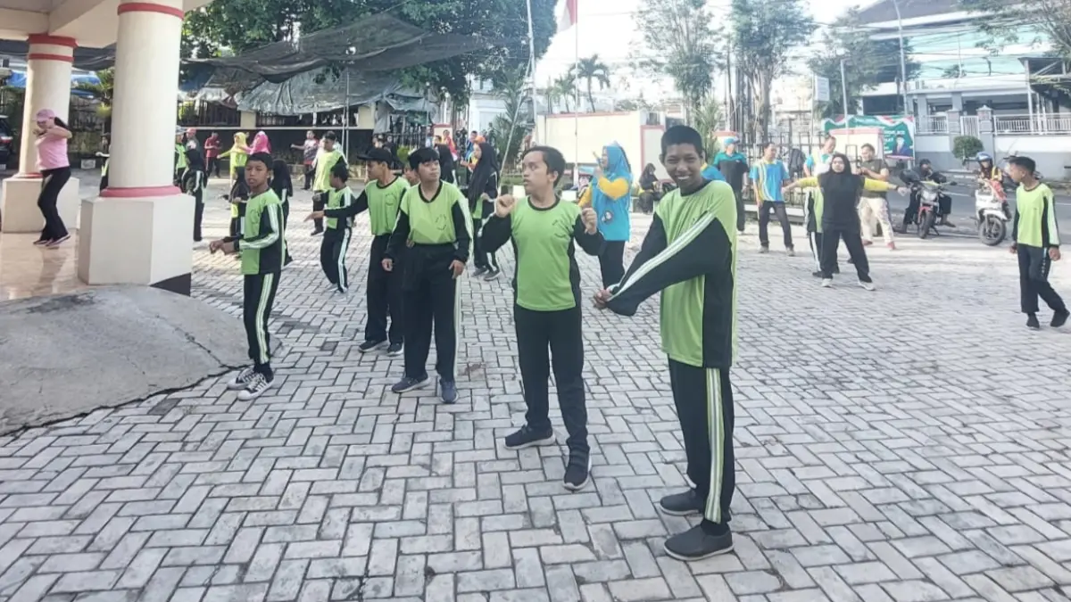 SEHAT BERSAMA: Sejumlah pegawai, relawan PMI, dan siswa, serta guru SLB-C Tunagrahita. (PMI JEMBER)