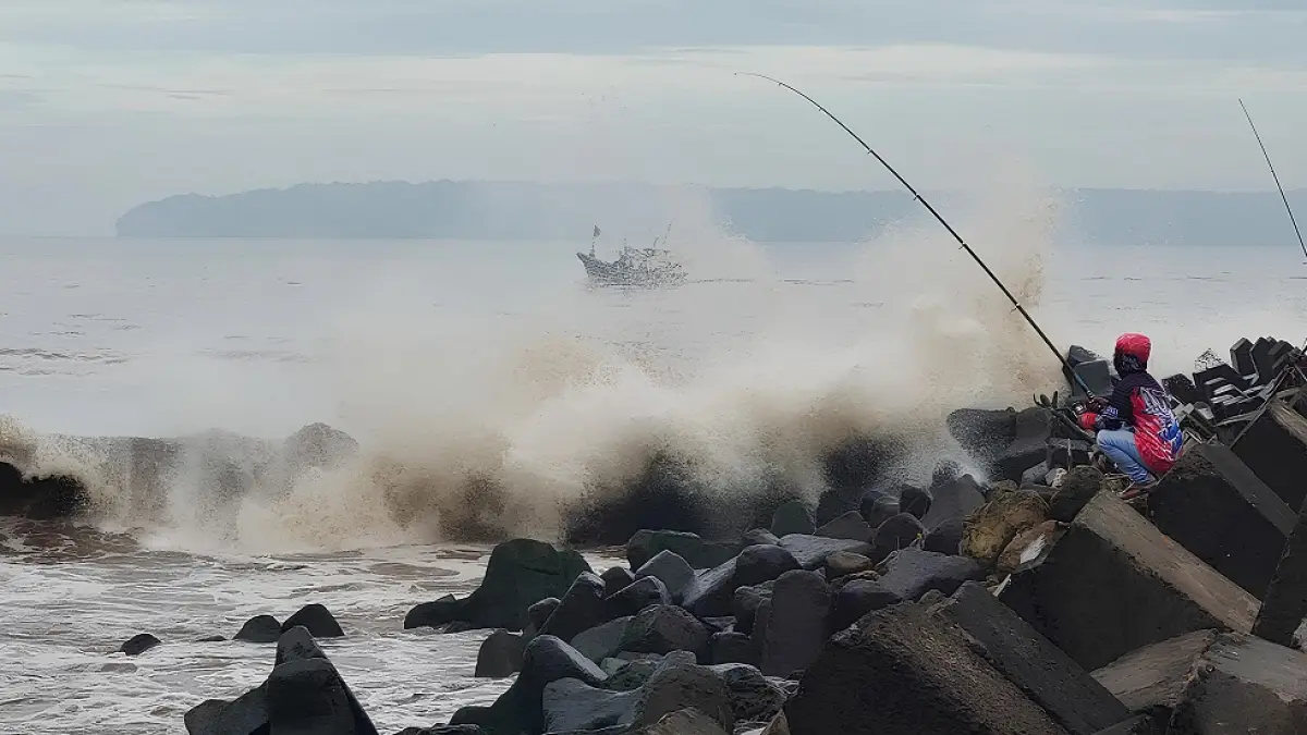 Warga memancing di breakwater Puger. (JUMAI/RADAR JEMBER)