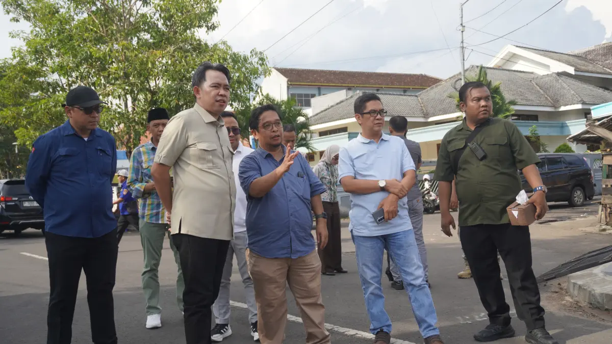 Bupati Gus Fawait saat kesempatan meninjau salah satu proyek infrastruktur di kawasan kota. Dalam kesempatan lain, ia juga menyatakan keinginannya merehabilitasi fasilitas publik di kecamatan, salah satunya Alun-alun Kecamatan. (Foto: Maulana/Radar Jember)