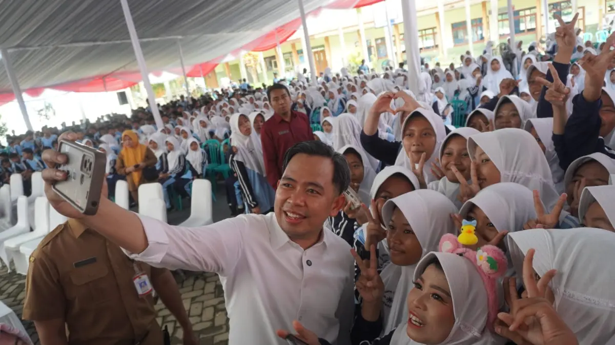 Bupati Gus Fawait saat kesempatan turun menyapa pelajar di Kecamatan Panti. (Foto: Maulana/Radar Jember)