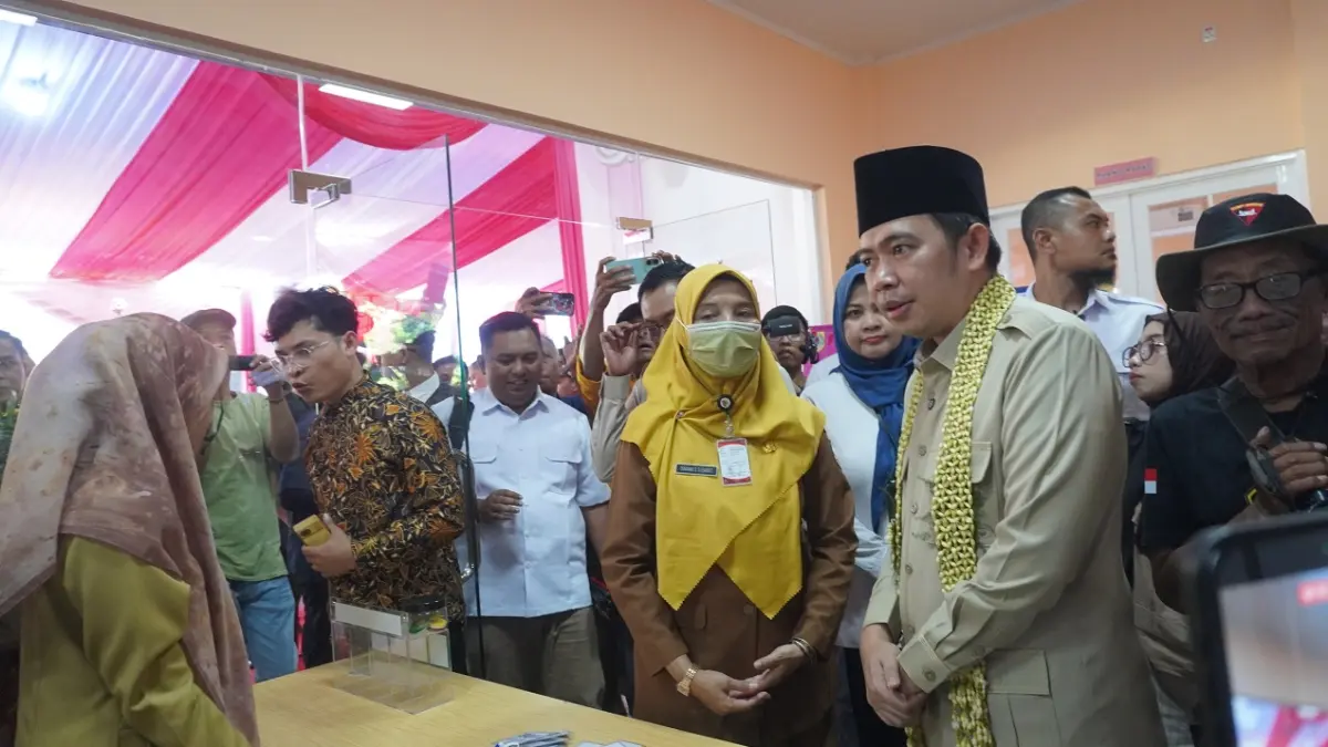 CEK LANGSUNG: Gus Fawait mengecek sejumlah fasilitas dan pelayanan yang disediakan di MPP, di Kantor MPP Kecamatan Tanggul, Jember (4/5). (MAULANA/RADAR JEMBER)