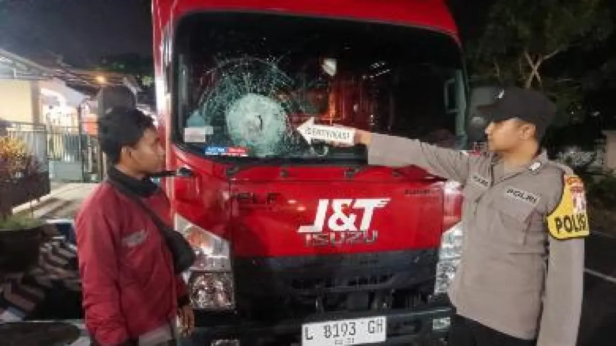 CEK: Pihak kepolisian Lumajang saat mendatangi korban pelaku pelemparan bari di Randuagung, beberapa waktu kalu.
