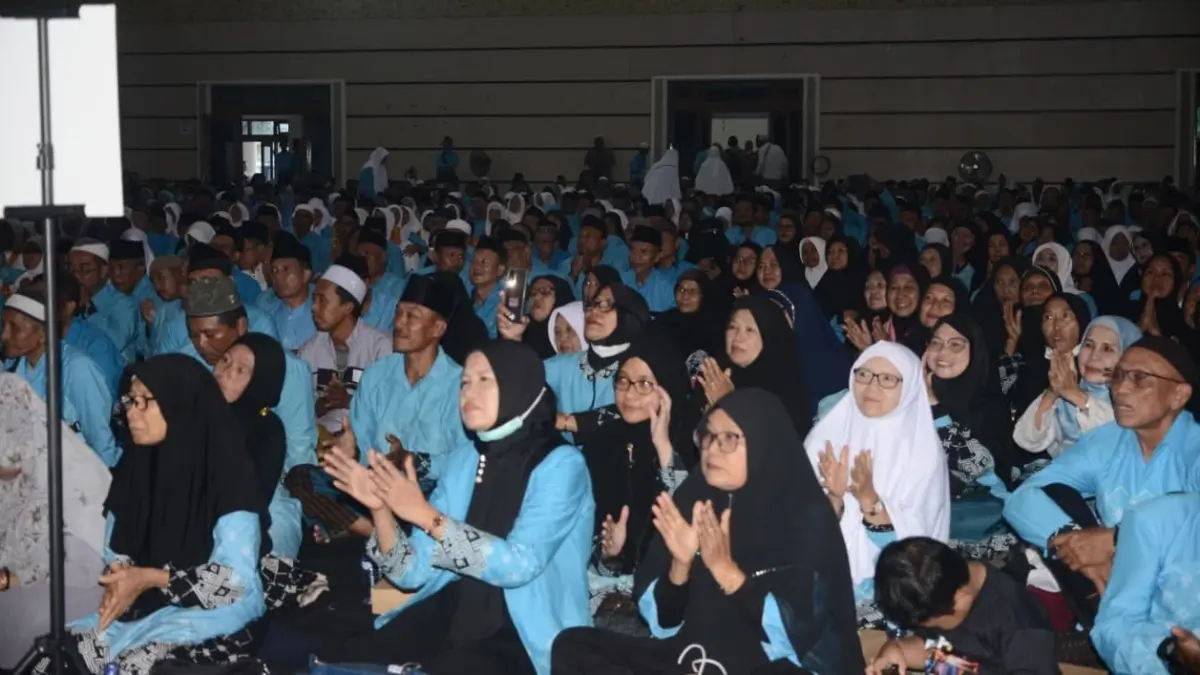 DOA BERSAMA: Pelepasan dan Doa bersama ribuan CJH asal Jember dengan Bupati Jember. (M. ADHI SURYA/RADAR JEMBER)