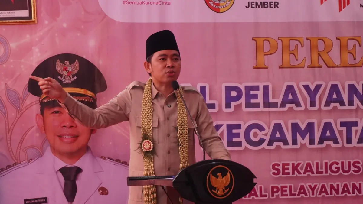"Kita butuh cara yang out of the box, dimulai dari pendataan yang akurat agar program bantuan tepat sasaran." MUHAMMAD FAWAIT, Bupati Jember. (MAULANA/RADAR JEMBER)