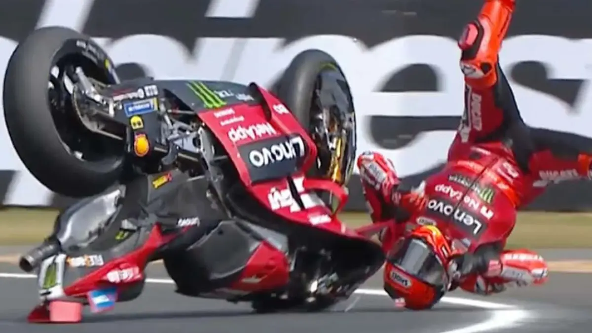 Momen Marc Marquez mengalami kecelakaan hebat di sesi Sprint Race MotoGP Prancis, Sabtu (9/5/2026). (tangkapan layar tayangan Skysport)