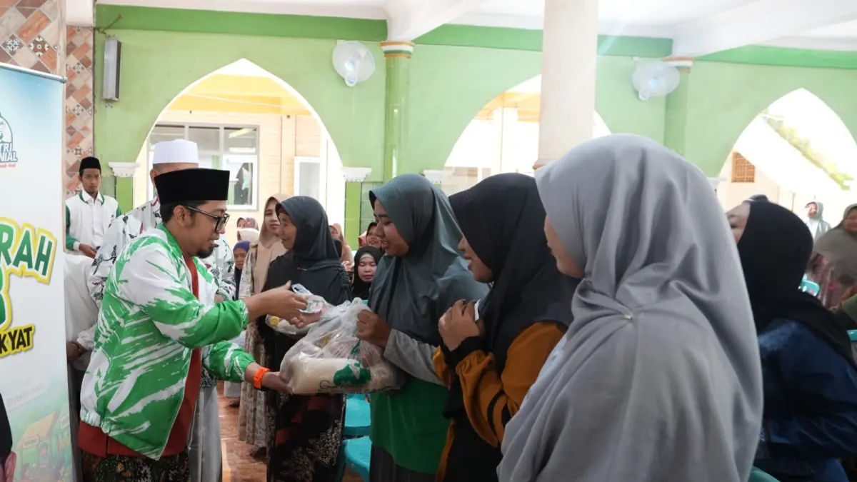 Sejumlah warga saat berjubel ingin membeli paket sembako yang dijual dengan harga miring, saat pasar murah dadakan di Desa Gambirono, Kecamatan Bangsalsari, Jember, Sabtu (9/5/2026). (Dok. Adil SP)