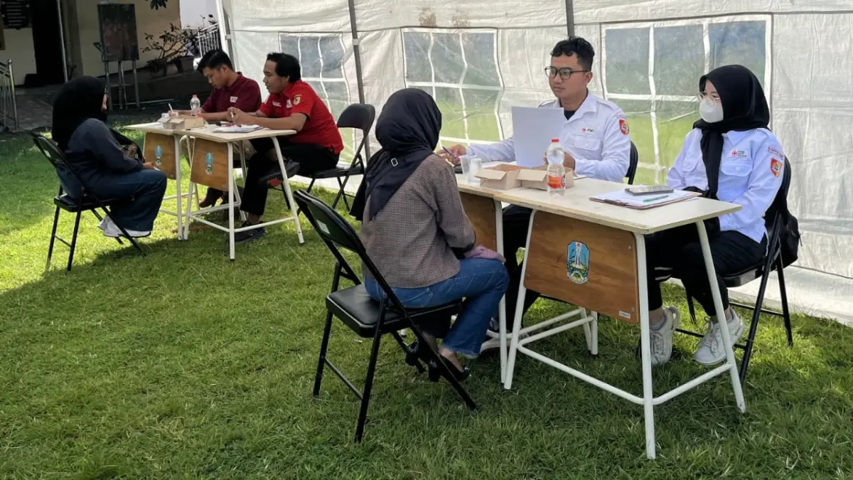 SELESKI: Calon relawan menjalani sesi wawancara di Lapangan Markas PMI Jember, Minggu (10/5). (PMI JEMBER)