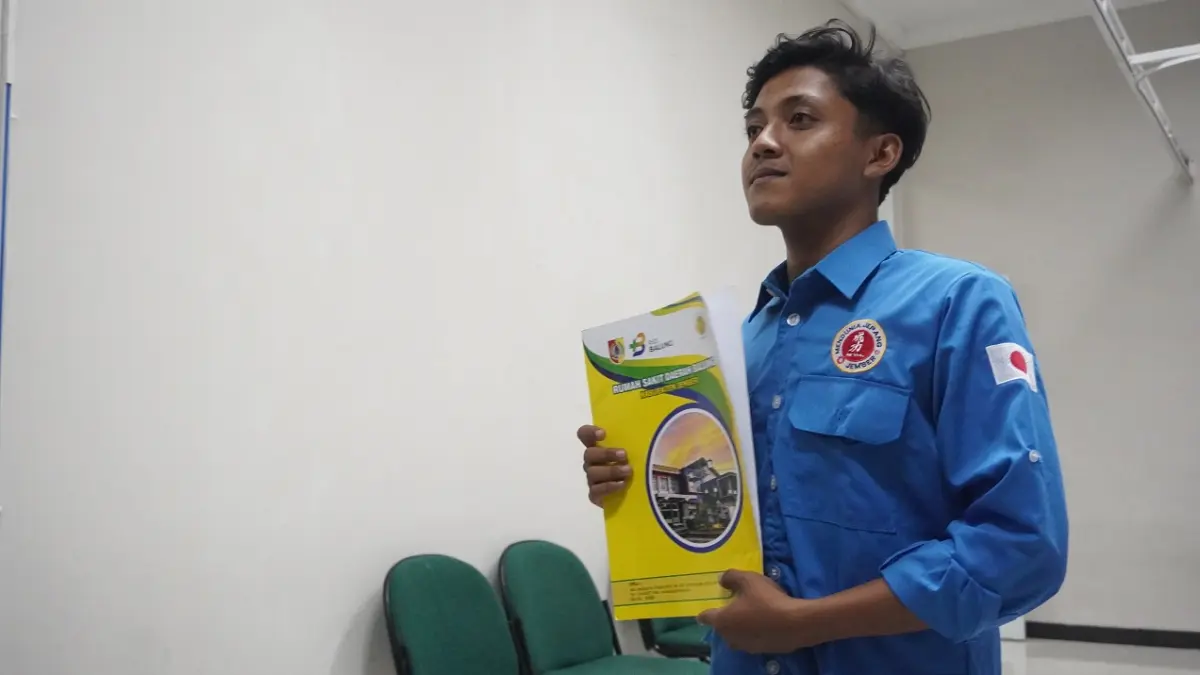 BAKAL TERBANG KE JEPANG: Muhammad Eka Desta Pratama, calon pekerja migran asal Jember dengan negara tujuan Jepang, saat ditemui tengah mengurus medical checkup, di RSD Balung, belum lama ini (27/5). (MAULANA/RADAR JEMBER)