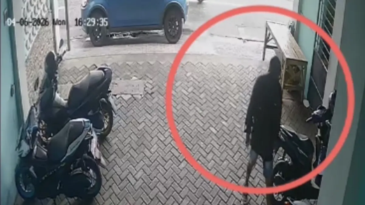 BERAKSI: Rekaman kamera CCTV saat pelaku pencurian motor berkasi di Jalan Kapuas, Jogoyudan, Lumajang beberapa waktu lalu.