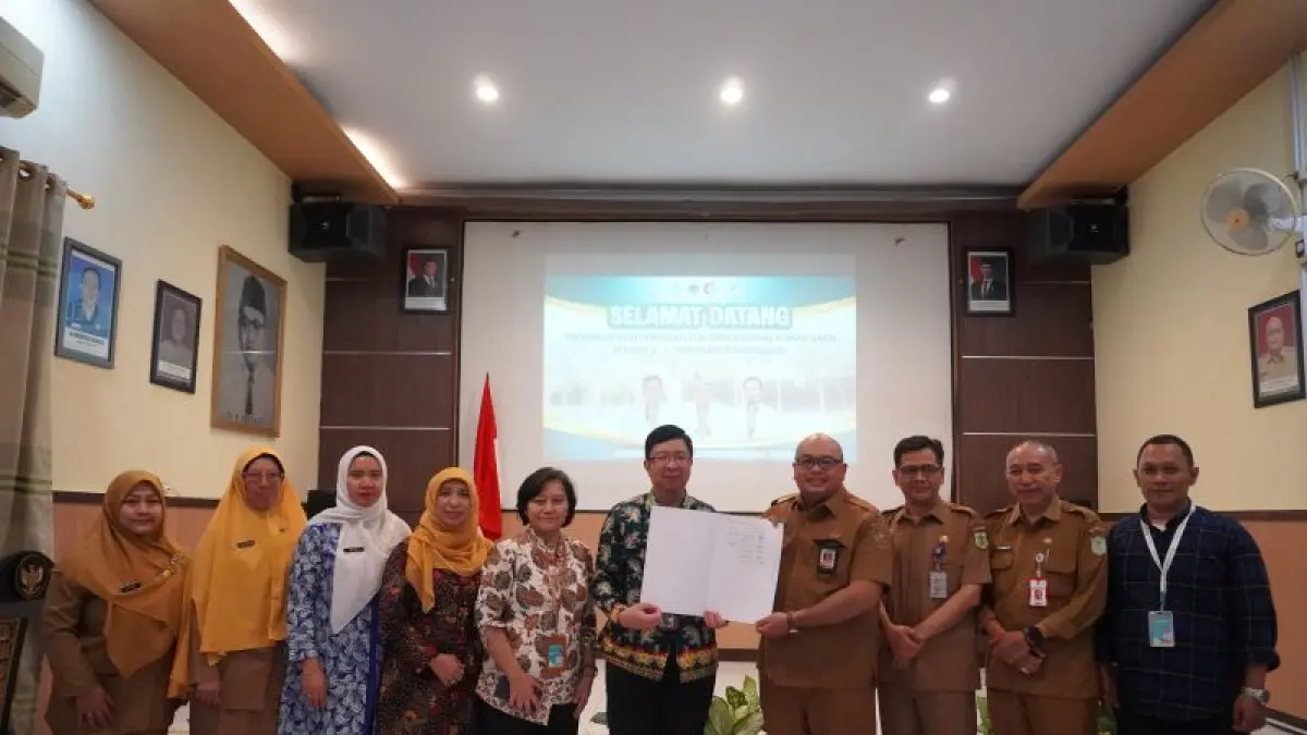 CLEAR: Direktur RSUD dr H Koesnadi Bondowoso menerima hasil visitasi dan verifikasi dari tim penilai Kementerian Kesehatan RI (28/4)

