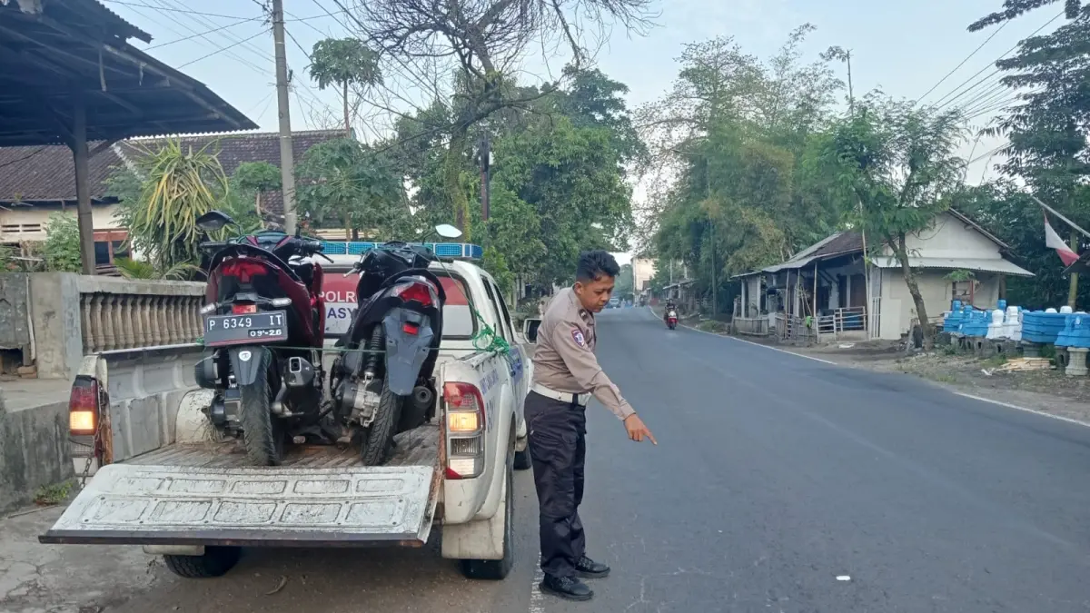 DATANGI LOKASI: Anggota Unit Laka Satlantas Polres Jember saat mendatangi lokasi kecelakaan di Jalan Desa Gumelar, Kecamatan Balung Sabtu (9/5) siang.