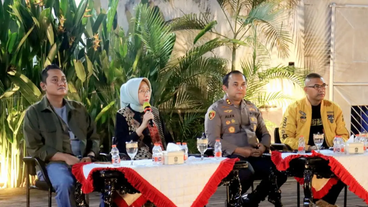 DIKUMPULKAN: Seluruh camat se-Lumajang saat dikumpulkan di Pendapa Arya Wiraraja, kemarin.(ATIEQSON)