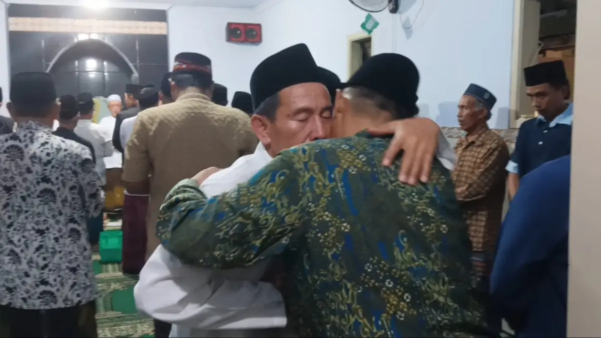 HANGAT: CJH Asal Jember Misnadi memeluk Kepala Kemenag Jember Santoso dalam pelaksanaan Walimatus syafar beberapa waktu lalu. (M. ADHI SURYA/RADAR JEMBER)