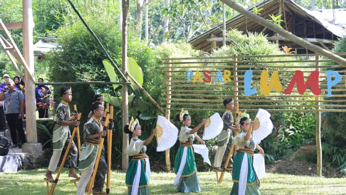 KEMBALI EKSIS: Festival Egrang Tanoker ke-14, di Ledokombo, Sabtu (9/5). (DISKOMINFO)