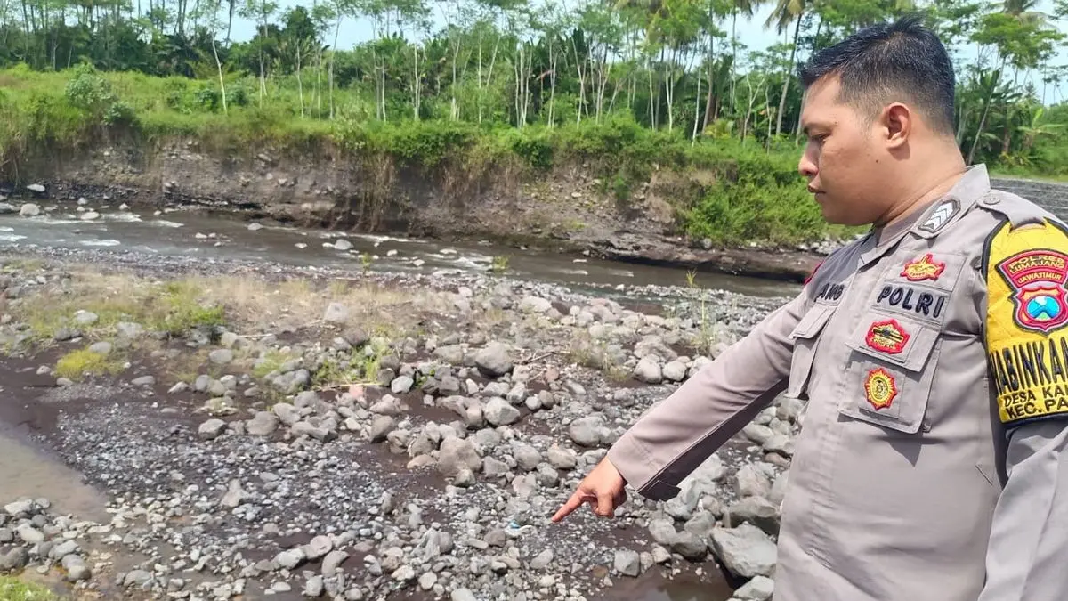 LAKA: Petugas polisi saat menunjukkan lokasi kejadian dua perempuan yang terjatuh di jembatan limpas, kemarin.(ATIEQSON MAR IQBAL/RAME)