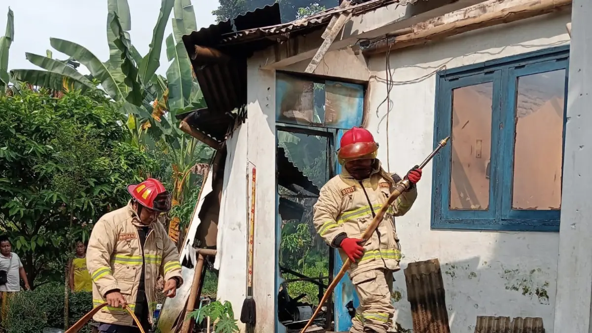 PADAMKAN API: Petugas Damkar Regu C saat melakukan pemadaman di rumah Deni Heru Kuswanto, 31 warga Kelurahan Banjarsengon, Kecamatan Patrang pada Sabtu (9/5) pukul 13.00.