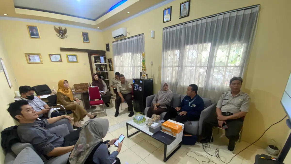 RAPAT KOORDINASI: Tim satgas pajak bersama Bapenda Bondowoso saat melaksanakan monitoring evaluasi perihal pajak hotel restoran.