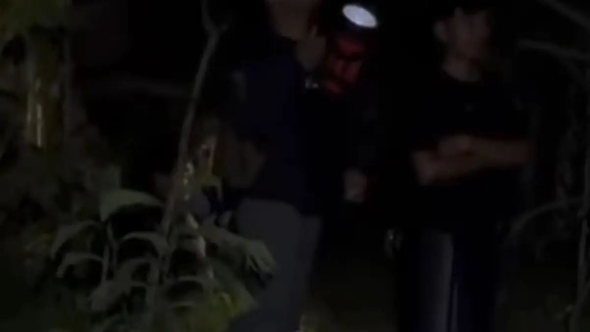 Tangkap layar kondisi warga saat mencari anak yang hilang menggunakan kentongan