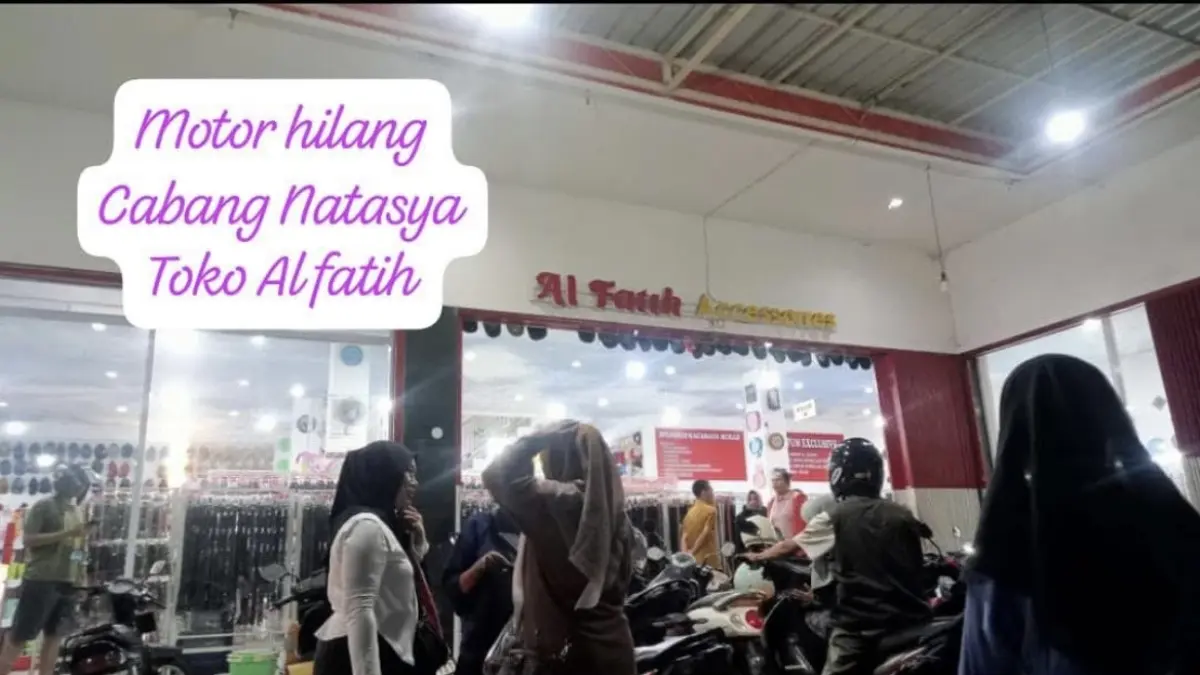Tangkap layar suasana di depan toko Al-Fatih Lumajang, saat sebuah motor hilang di gondol maling.
