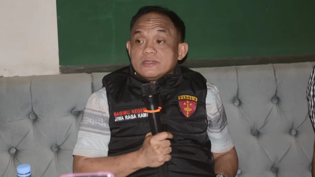 TEGAS: Kajari Jember Yadyn menjelaskan beberapa persoalan kasus rasuah yang menjadi atensi. (M. ADHI SURYA/RADAR JEMBER)