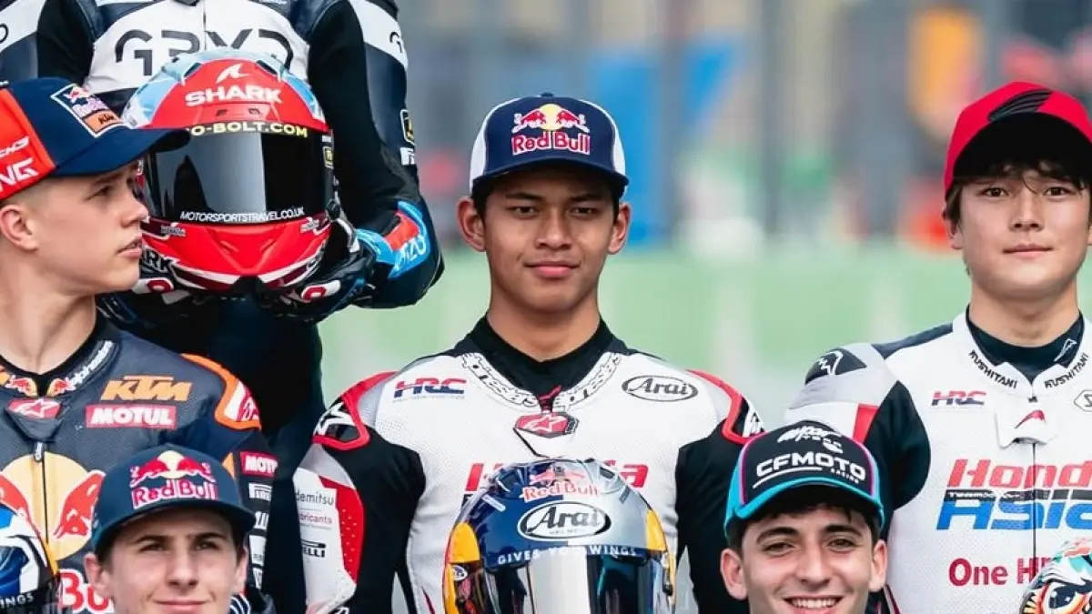 Veda Ega Pratama (tengah) masih konsisten di posisi 6 besar sejak 5 seri awal di tahun debutnya di Moto3 2026. (instagram/veda_54) 