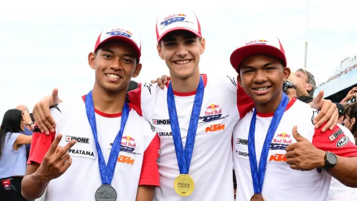 Dari kiri, Veda Ega Pratama, Brian Uriarte, dan Hakim Danish di kejuaraan Red Bull Rookies Cup 2025. Kini Veda mengungguli dua rivalnya itu dalam perebutan Rookie of The Year Moto3 2026. (IG/Veda_54) 
