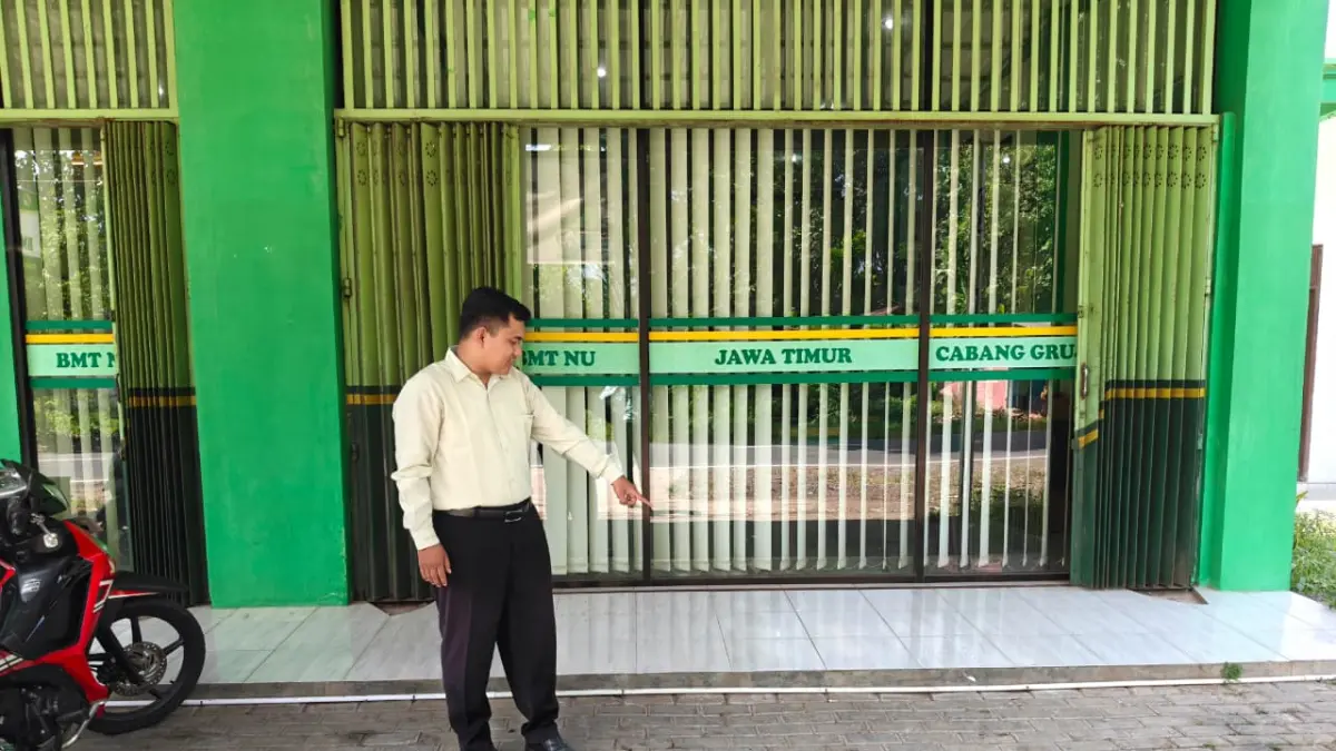 DIPERLIHATKAN: salah satu karyawan BMT NU Grujugan saat perlihatkan lokasi hilangnya motor (FAQIH/RJ)