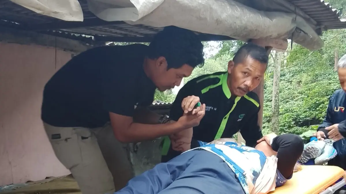 EVAKUASI: Korban kecelakaan tunggal di Jalur Gumitir dievakuasi petugas dan relawan menuju Klinik Puspa Medika Garahan, kemarin (12/5).(JUMAI/RADAR JEMBER)