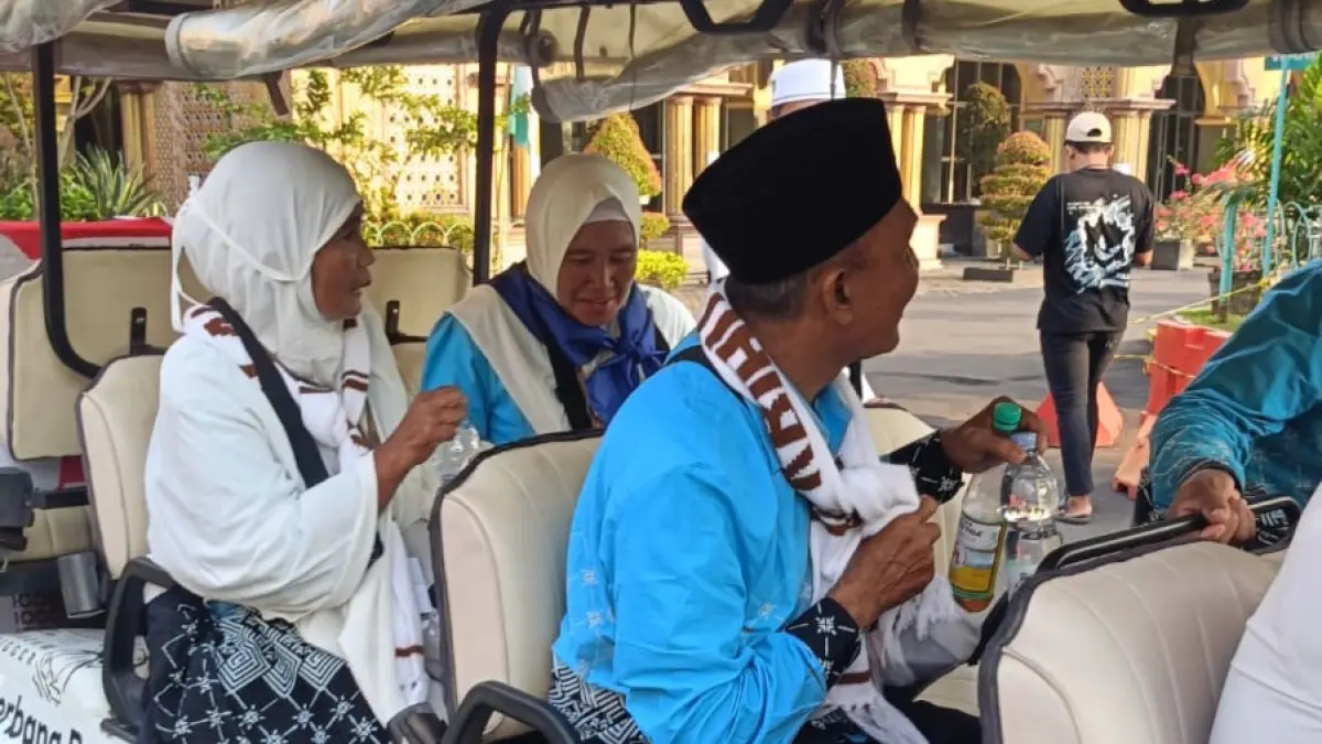 IKUTI ROMBONGAN: sejumlah calon jamaah haji asal Bondowoso saat berada di asrama haji Sukolilo Surabaya (Kemenhaj Bondowoso)