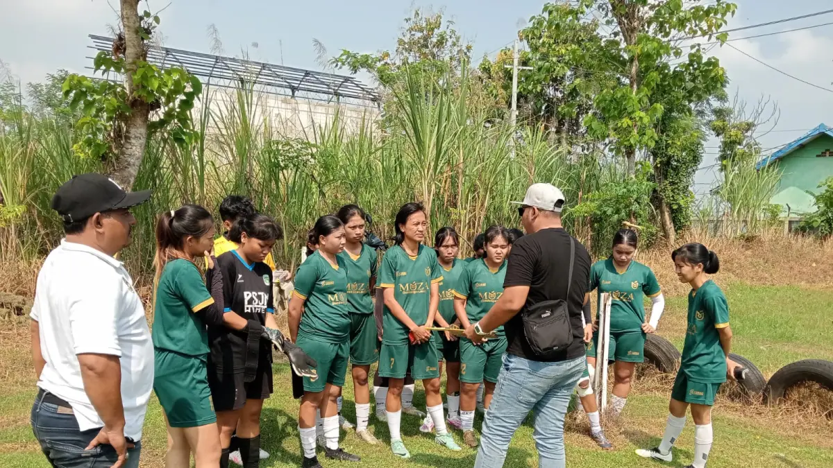 JADI RUNNER UP: Skuad sepak bola putri Jember di sela-sela pertandingan di Desa Mendalan, Kecamatan Winongan, Pasuruan.(TIM SEPAK BOLA PUTRI JEMBER)