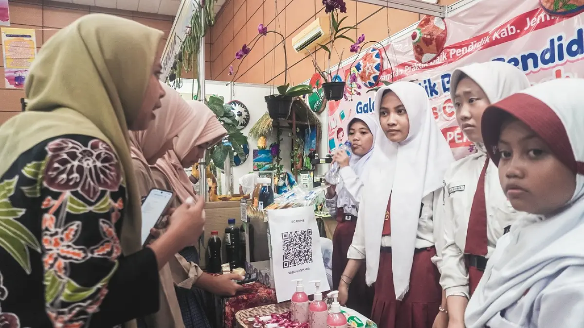 KREATIF: Siswa saat berinteraksi di stan pameran pendidikan di Aula Dispendik Jember, kemarin (12/5). Kegiatan ini menjadi sarana penguatan pendidikan berbasis cinta anak di sekolah. (SIDKIN ALI/RADAR JEMBER)