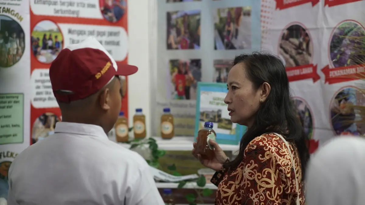 KREATIF: Siswa saat berinteraksi di stan pameran pendidikan di Aula Dispendik Jember, kemarin (12/5). Kegiatan ini menjadi sarana penguatan pendidikan berbasis cinta anak di sekolah. (SIDKIN ALI/RADAR JEMBER)
