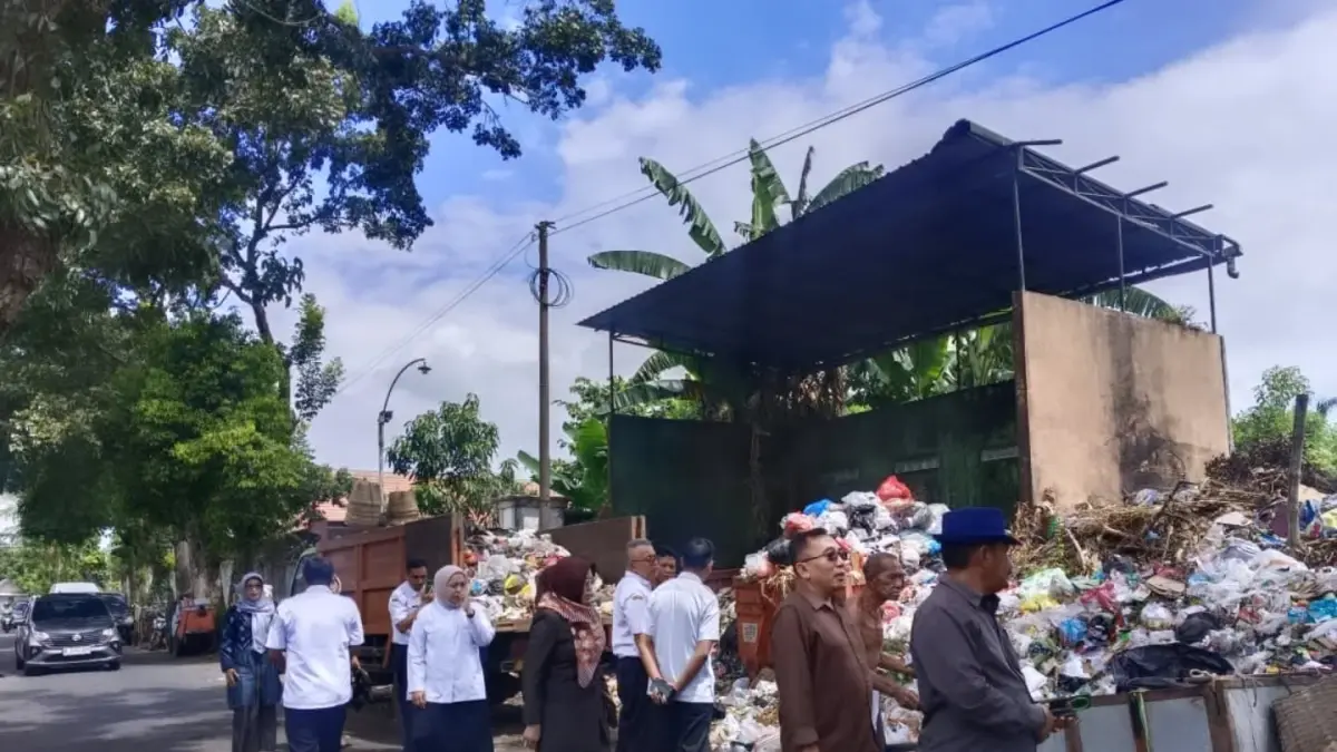 KUNJUNGI: Rombongan Komisi B DPRD Lumajang saat meninjau sampah di Kelurahan Jogoyudan, beberapa waktu lalu.(ATIEQSON MAR IQBAL/RAME)