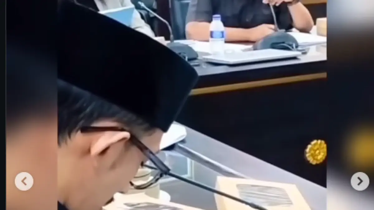 Tangkapan layar sebuah video anggota DPRD Jember ketika enak main game saat rapat (TANGKAPAN LAYAR VIDEO YANG DIUNGGAH AKUN INSTAGRAM putraajisujati)