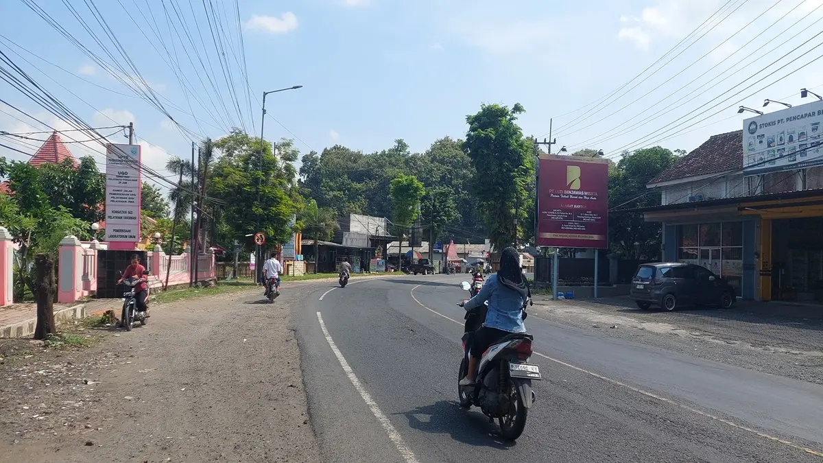 TIKUNGAN: Lokasi kecelakaan motor yang tertabrak truk, di Rambipuji.(JUMAI/RADAR JEMBER)