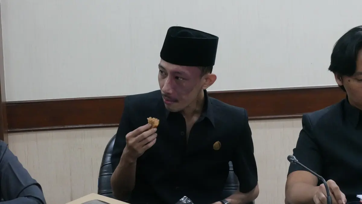 VIRAL: Achmad Syahri As Sidiqi, Anggota Komisi D DPRD Jember saat mengikuti RDP, Senin (11/5). Ia viral setelah videonya asyik bermain game sambil sebat saat RDP tersebar. Kini dia terancam sanksi berat. (SIDKIN ALI/RADAR JEMBER)