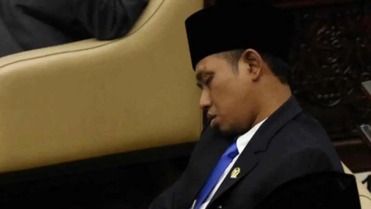 Viral anggota DPR Lora Fadil tertidur saat pelantikan. (Ist)