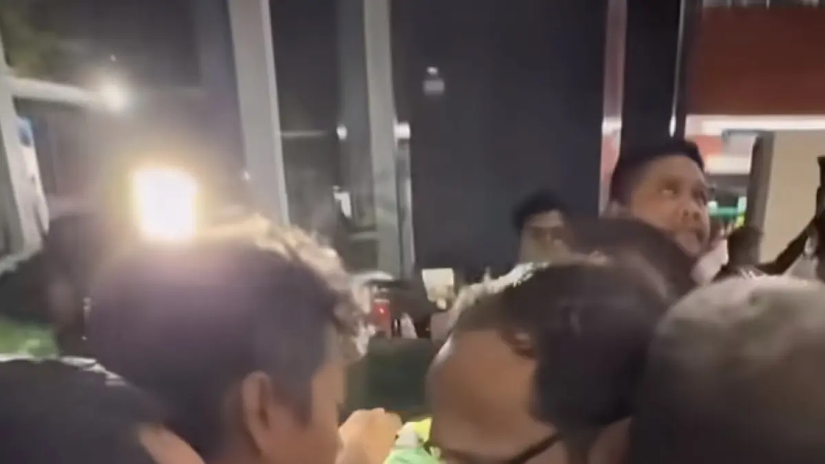 Momen driver gojek menangis saat Nadiem Makarim ditahan 18 tahun.