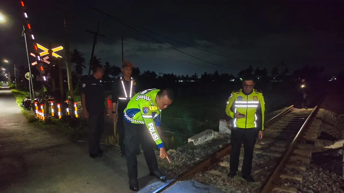 OLAH TKP: Petugas mendatangi lokasi kecelakaan maut motor dengan KA Sangkuriang di perlintasan sebidang Dusun Krajan, Desa Bedadung, Kecamatan Pakusari, Rabu (13/5). (SATLANTAS POLRES JEMBER)