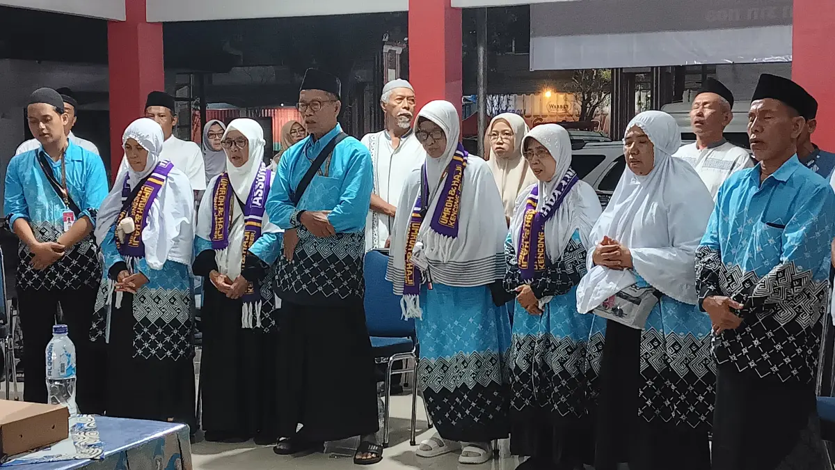 Pelepasan 12 CJH mandiri asal Kaliwates, Kamis (14/5). (M. ADHI SURYA/RADAR JEMBER)
