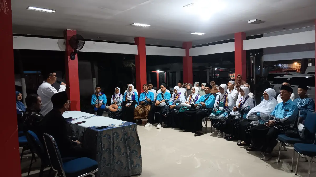 Pelepasan CJH mandiri asal Kaliwates juga dihadiri langsung Camat Kaliwates, Dwi Sunu Arinugroho.&nbsp;(M. ADHI SURYA/RADAR JEMBER)