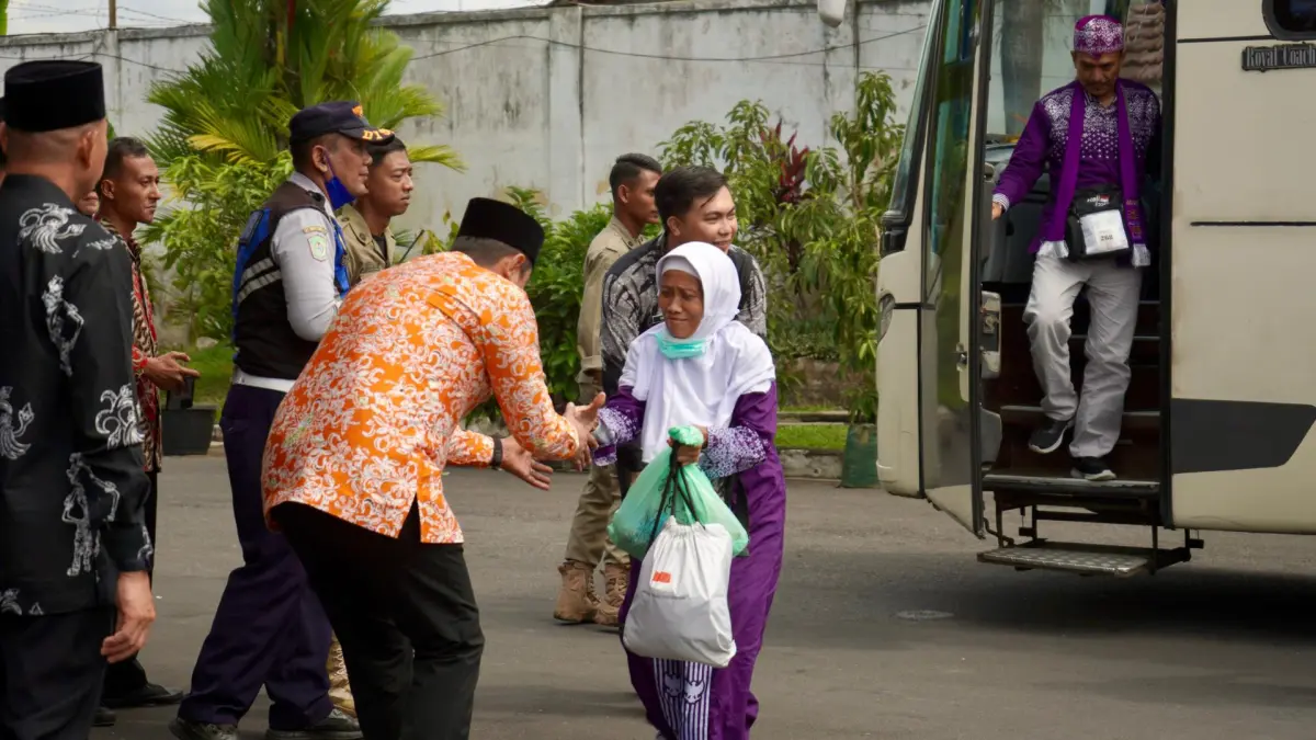PULANG: Wakil Bupati Lumajang Yudha Adji Kusuma saat menyambut jamaah haji yang pulang tahun lalu.(ATIEQSON MAR IQBAL/RAME)