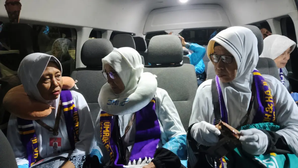 BERANGKAT:&nbsp;Pelepasan CJH Mandiri asal Kaliwates menuju lokasi pemberangkatan kloter 91 Jember. (M. ADHI SURYA/RADAR JEMBER)
