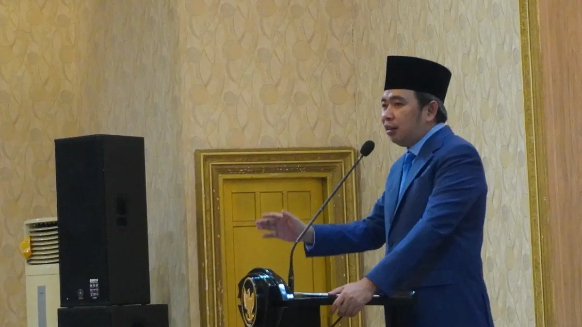 BERI ARAHAN: Gus Fawait saat memberi arahan kepada jajaran kepala OPD, asisten, staf ahli, kepala badan, hingga jajaran camat, saat melantik Pj. Sekda Jember, di pendapa Wahyawibawagraha, Selasa (12/5). (MAULANA/RADAR JEMBER)