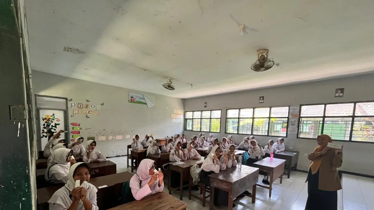 CEGAH STUNTING: Aktivitas pemberian tablet tambah darah kepada siswi di SMPN 1 Balung, beberapa hari lalu. (M ROKHIM)