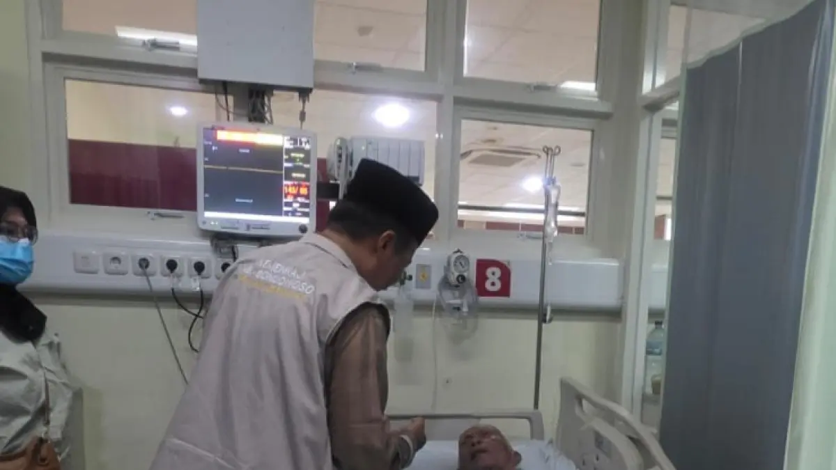 DIPANTAU: Petugas haji melihat kondisi jemaah haji asal Bondowoso yang tengah dirawat akibat sakit di RS Haji Surabaya.(ASTONO)